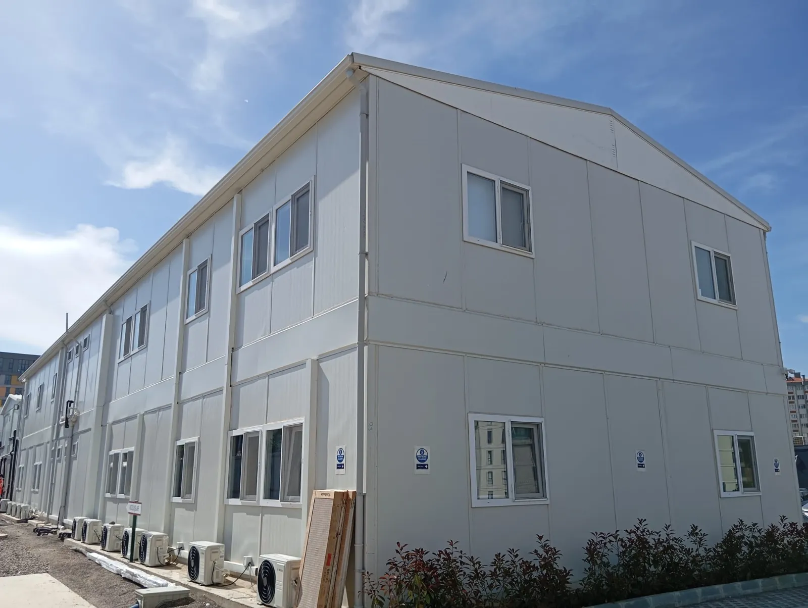 Yalıtımlı çatı sistemli prefabrik yemekhane yapısı