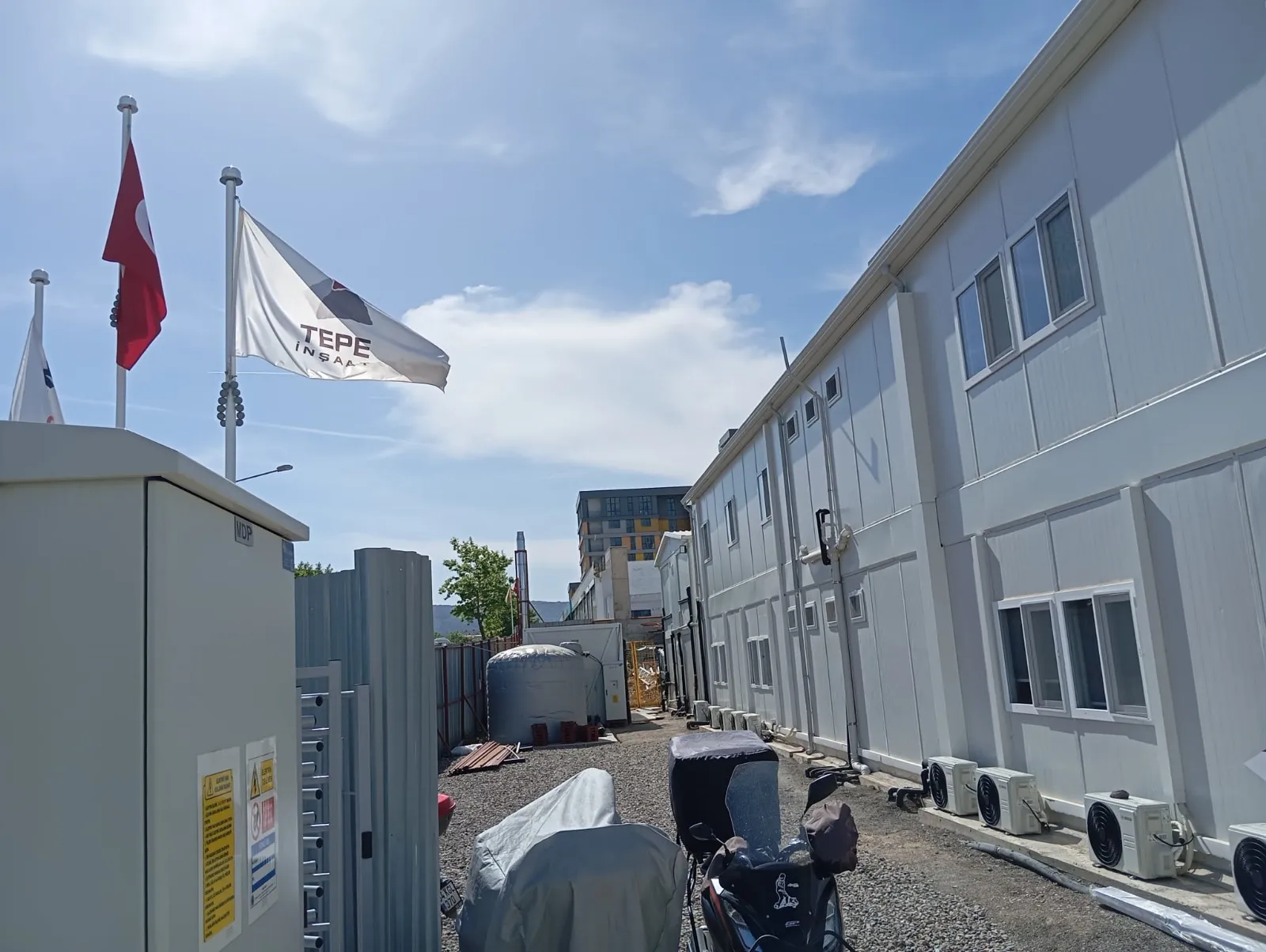 Prefabrik yemekhane cephesi ve giriş kapısı